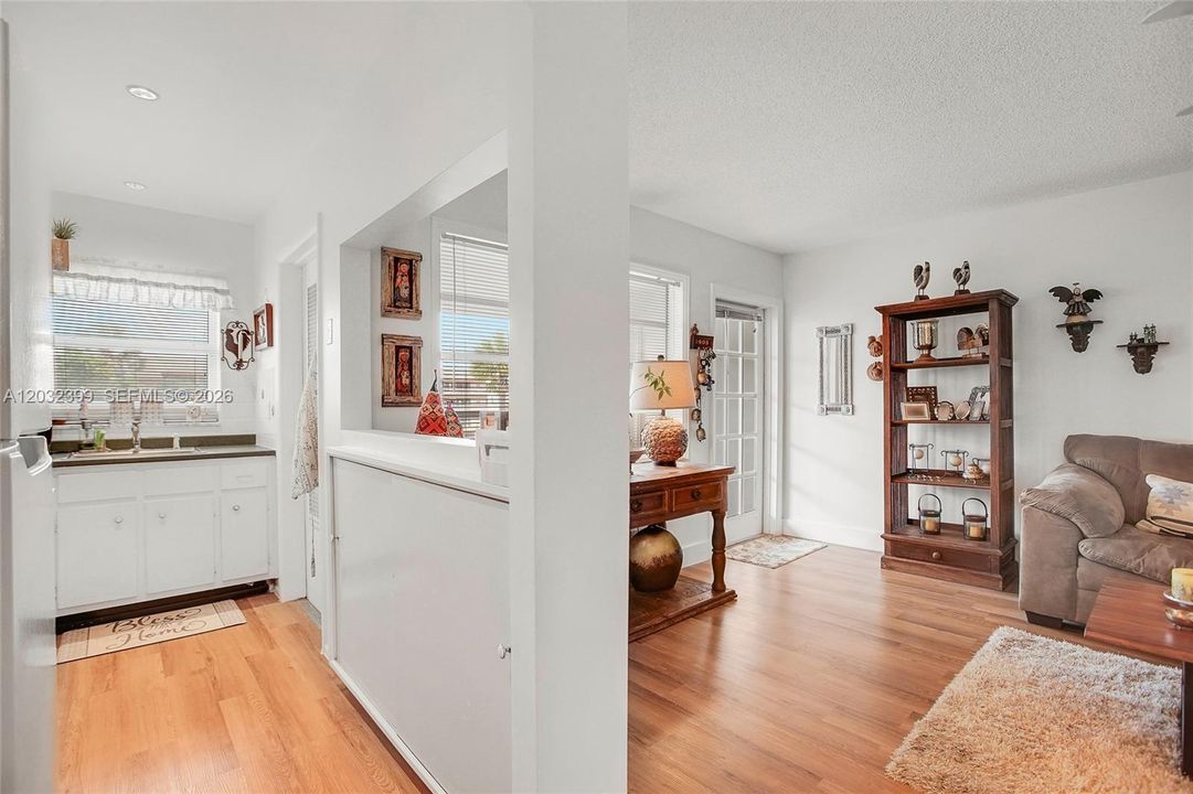 For Sale: $112,000 (1 beds, 1 baths, 720 Square Feet)