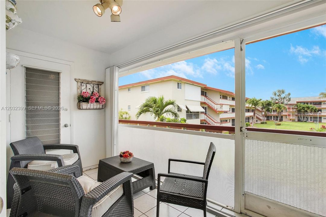 For Sale: $112,000 (1 beds, 1 baths, 720 Square Feet)