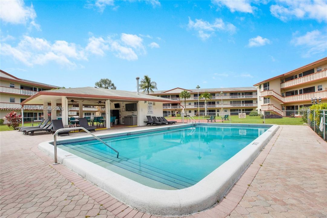 For Sale: $112,000 (1 beds, 1 baths, 720 Square Feet)