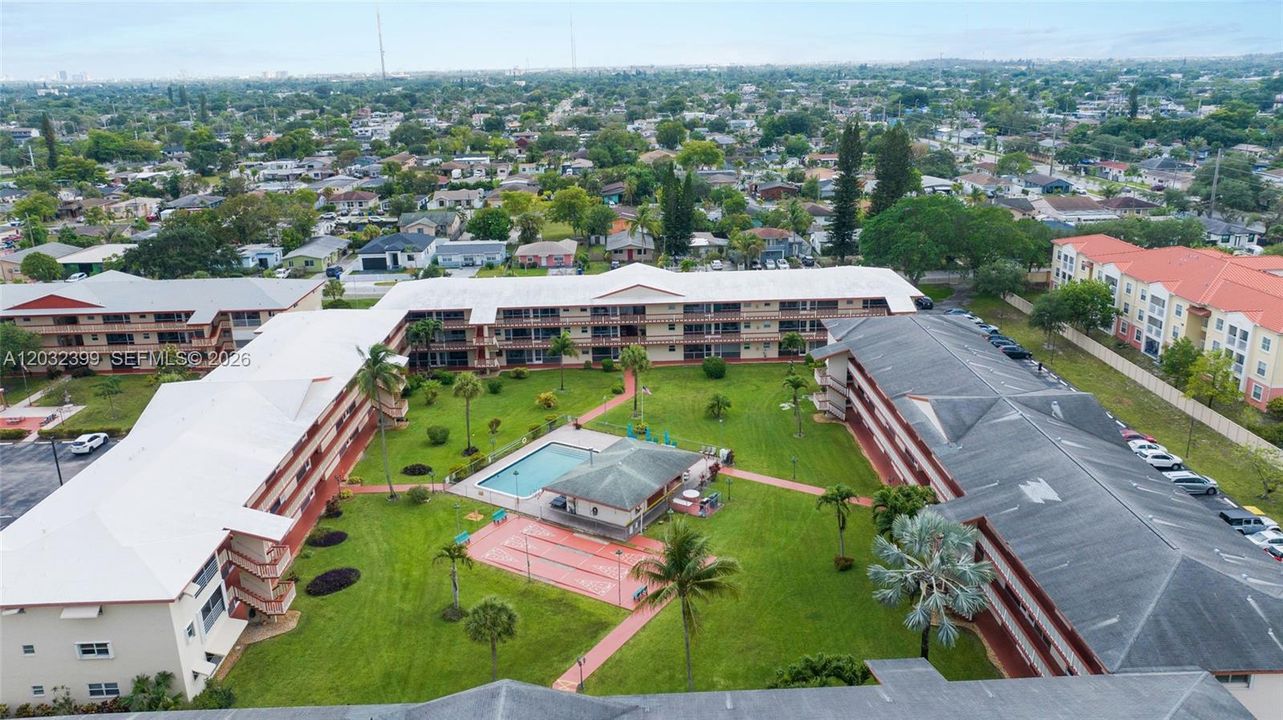 For Sale: $112,000 (1 beds, 1 baths, 720 Square Feet)