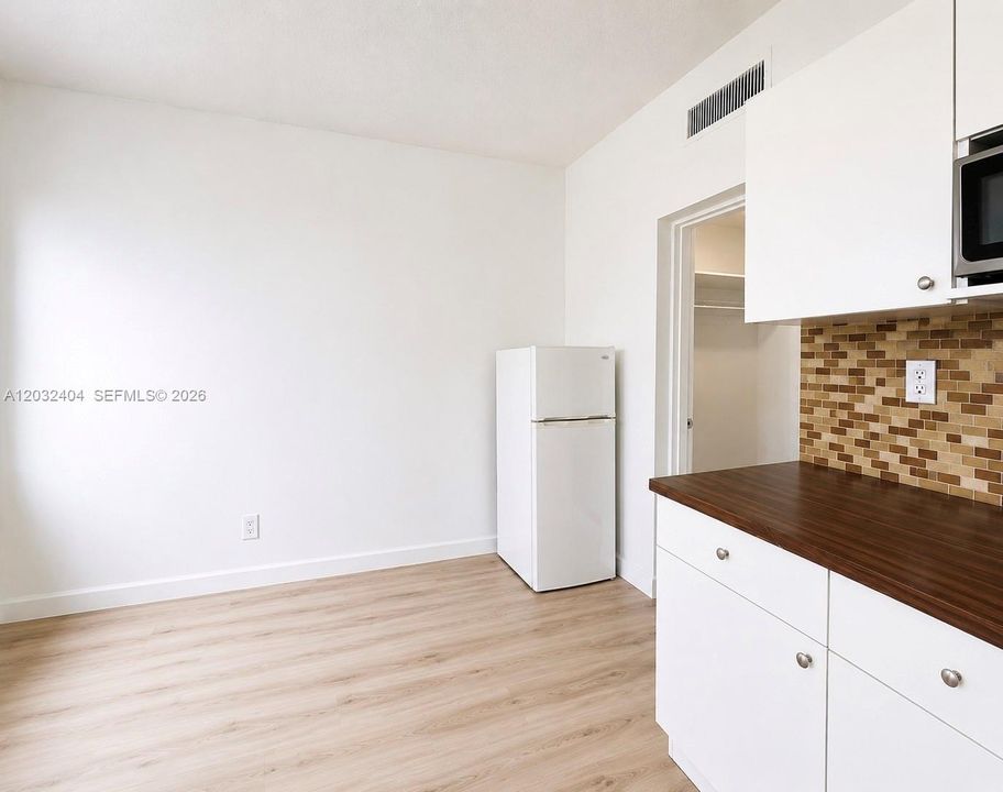 For Sale: $135,000 (1 beds, 1 baths, 320 Square Feet)