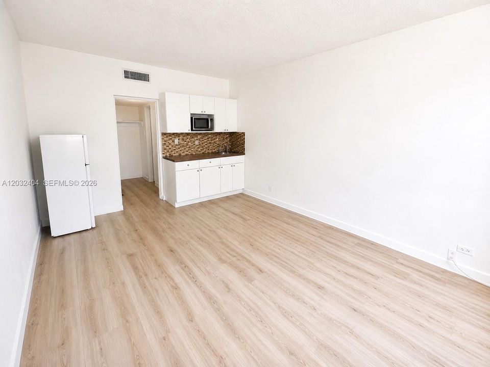 For Sale: $135,000 (1 beds, 1 baths, 320 Square Feet)
