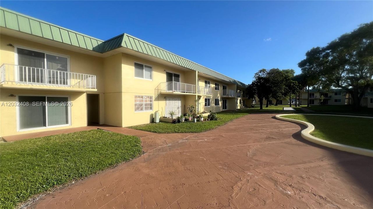 For Rent: $1,675 (1 beds, 1 baths, 730 Square Feet)