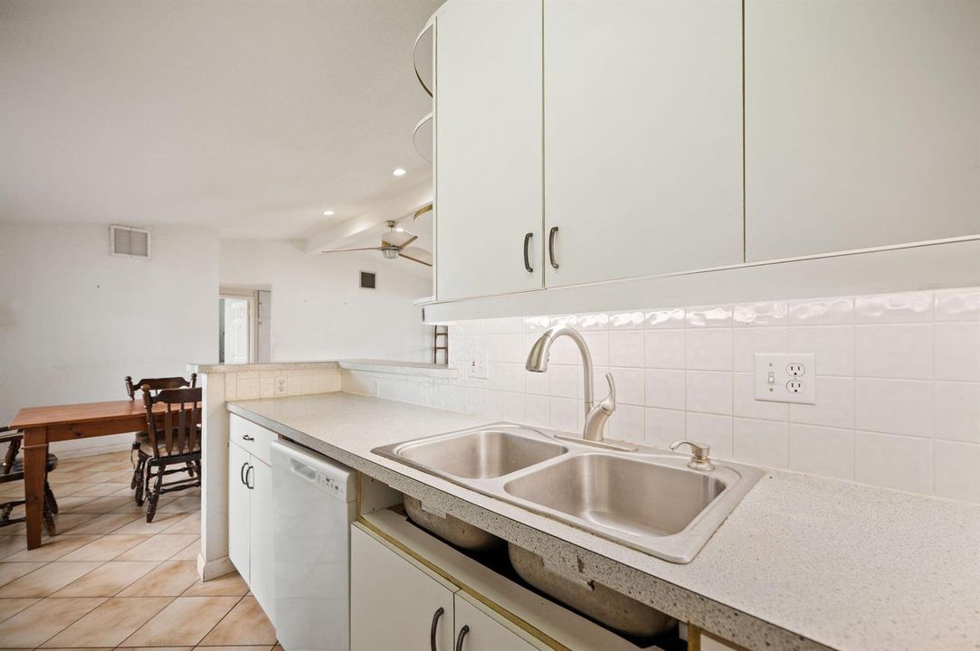 11-web-or-mls-2637-marathon-ln