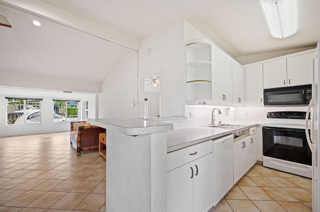 9-web-or-mls-2637-marathon-ln