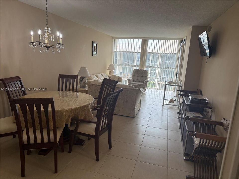 For Rent: $2,000 (2 beds, 1 baths, 924 Square Feet)