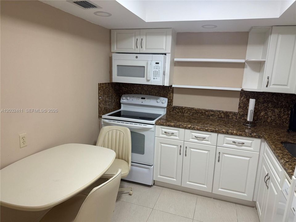 For Rent: $2,000 (2 beds, 1 baths, 924 Square Feet)