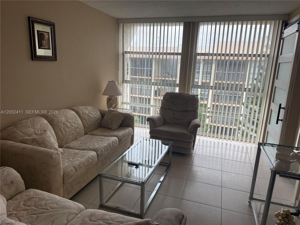 For Rent: $2,000 (2 beds, 1 baths, 924 Square Feet)