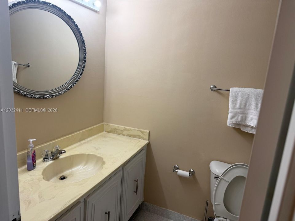 For Rent: $2,000 (2 beds, 1 baths, 924 Square Feet)