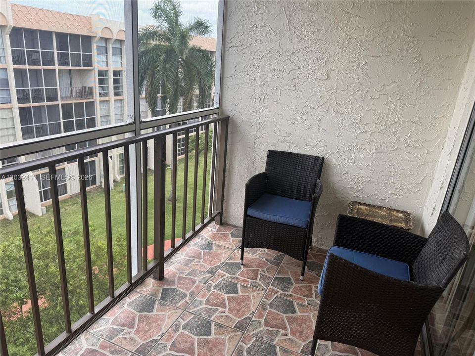 For Rent: $2,000 (2 beds, 1 baths, 924 Square Feet)