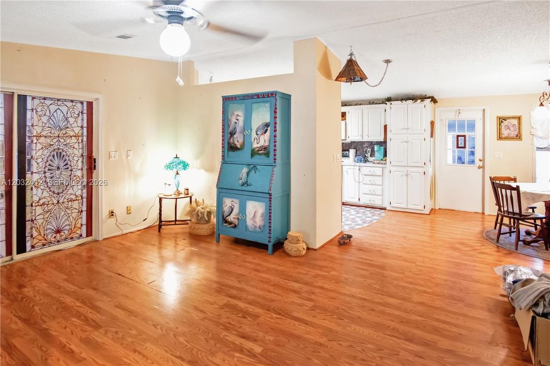 For Sale: $199,000 (2 beds, 2 baths, 1170 Square Feet)