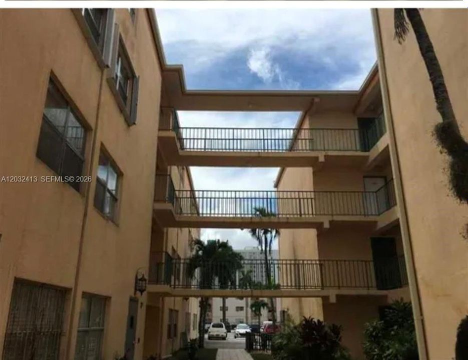 For Rent: $2,200 (2 beds, 2 baths, 991 Square Feet)