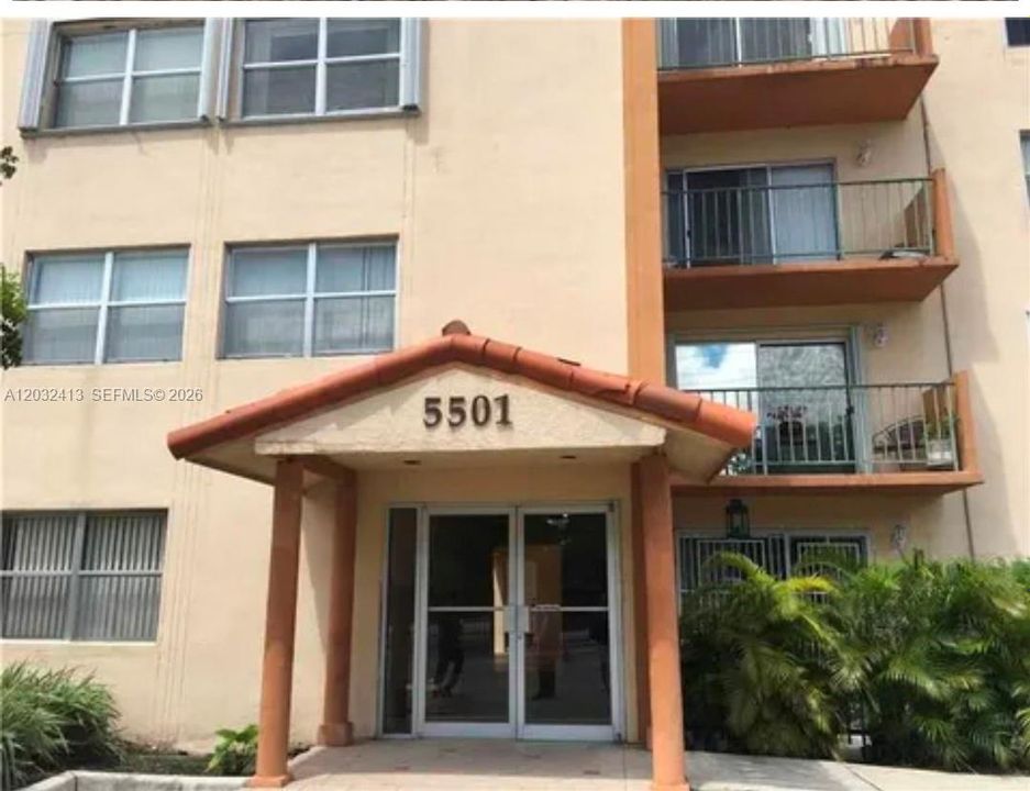 For Rent: $2,200 (2 beds, 2 baths, 991 Square Feet)