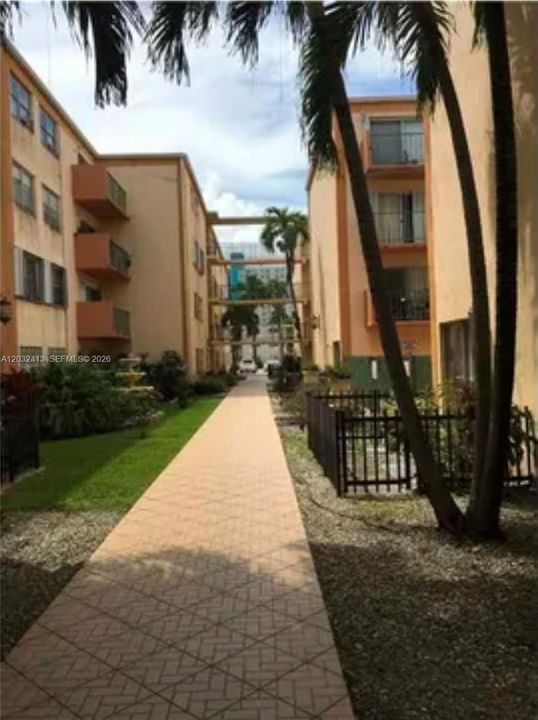 For Rent: $2,200 (2 beds, 2 baths, 991 Square Feet)