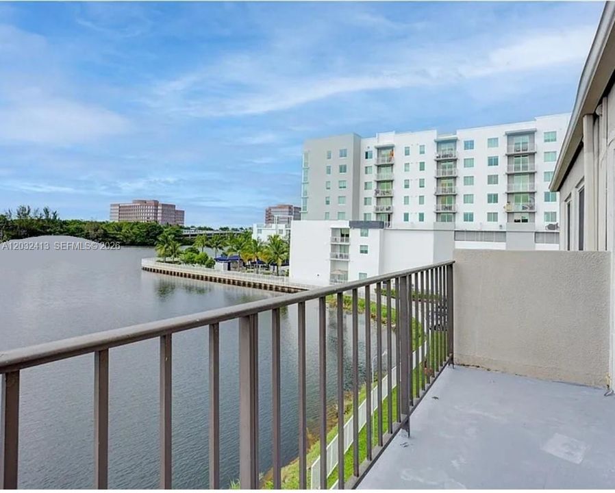 For Rent: $2,200 (2 beds, 2 baths, 991 Square Feet)