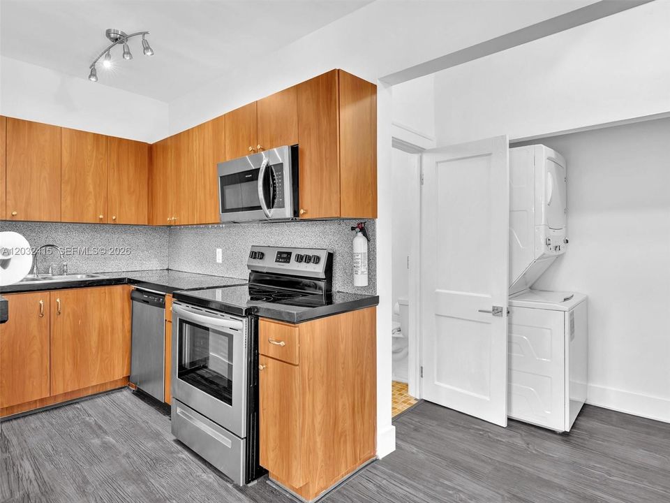 For Rent: $2,050 (0 beds, 1 baths, 530 Square Feet)