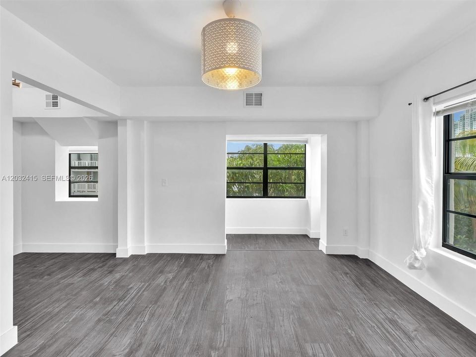 For Rent: $2,050 (0 beds, 1 baths, 530 Square Feet)