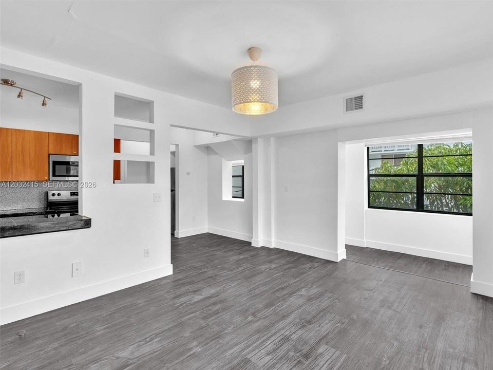 For Rent: $2,050 (0 beds, 1 baths, 530 Square Feet)
