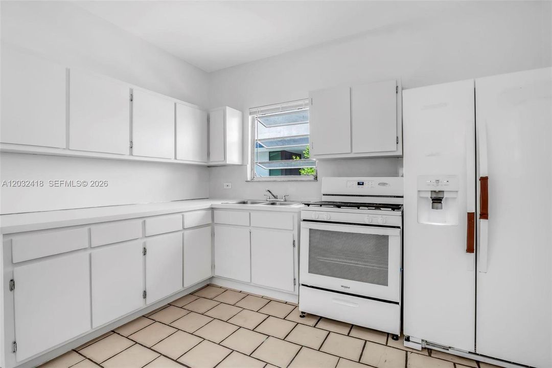En Renta: $2,950 (3 camas, 2 baños, 2204 Pies cuadrados)