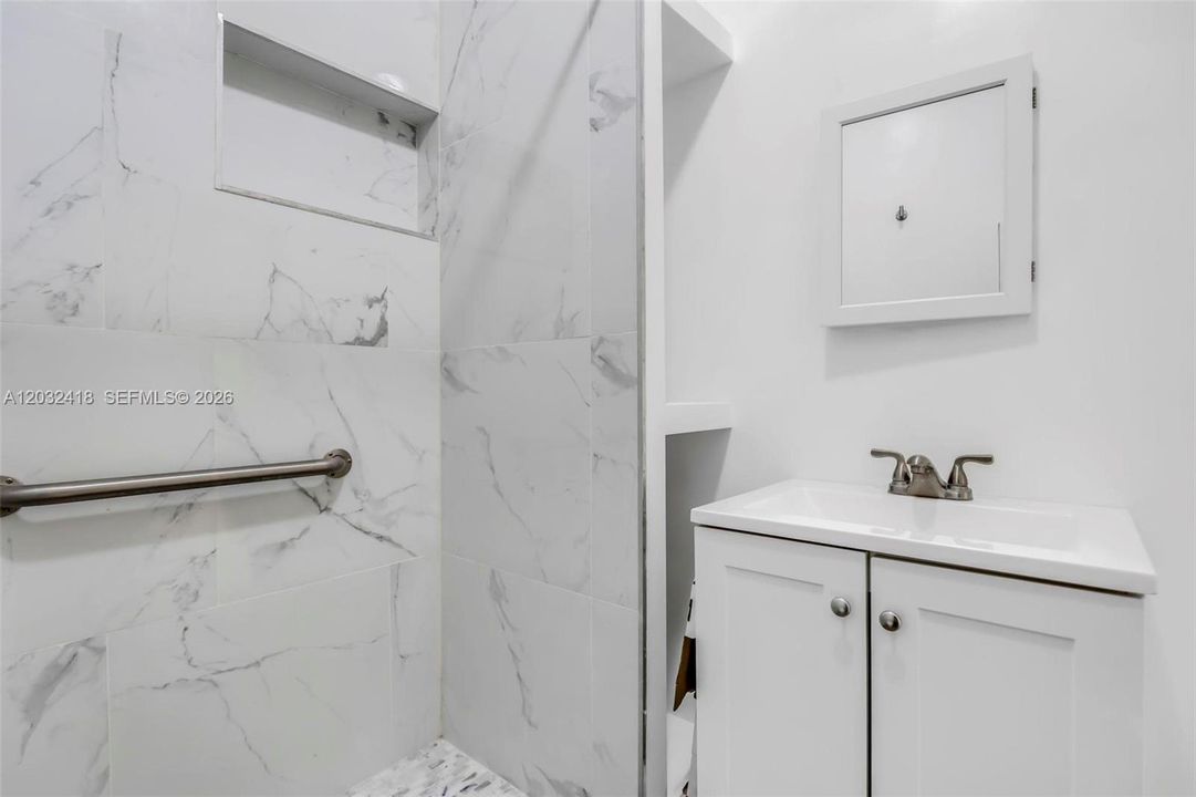 En Renta: $2,950 (3 camas, 2 baños, 2204 Pies cuadrados)