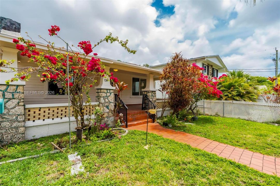 En Renta: $2,950 (3 camas, 2 baños, 2204 Pies cuadrados)