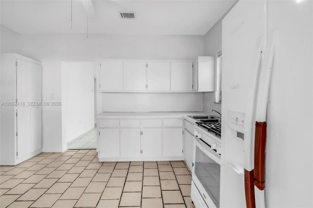 En Renta: $2,950 (3 camas, 2 baños, 2204 Pies cuadrados)