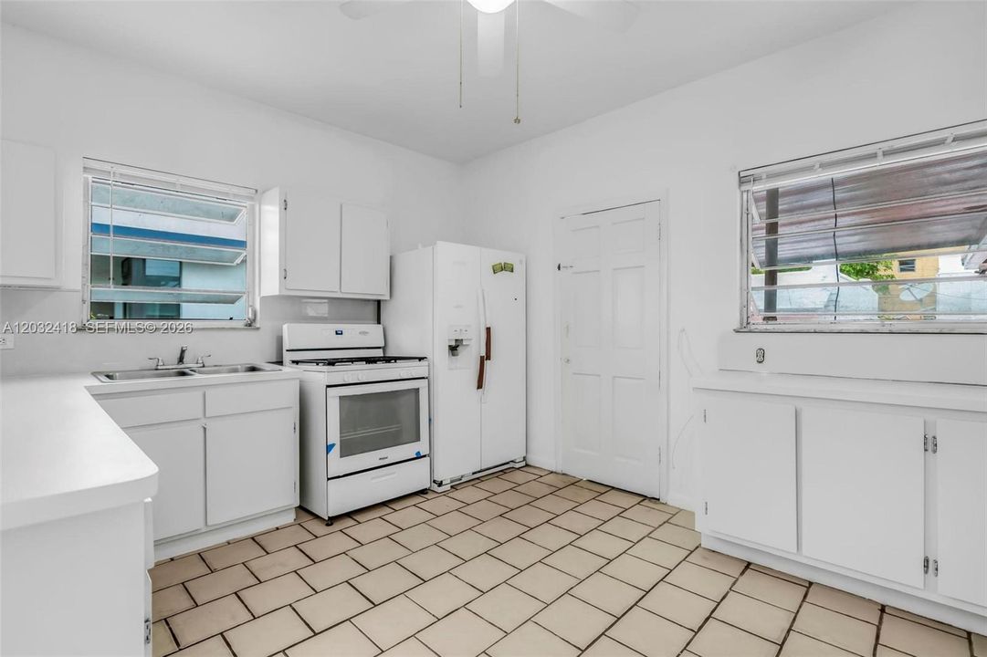 En Renta: $2,950 (3 camas, 2 baños, 2204 Pies cuadrados)