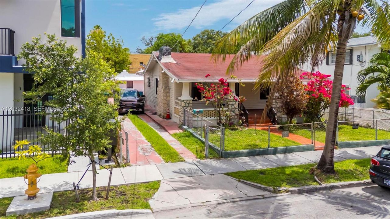 En Renta: $2,950 (3 camas, 2 baños, 2204 Pies cuadrados)