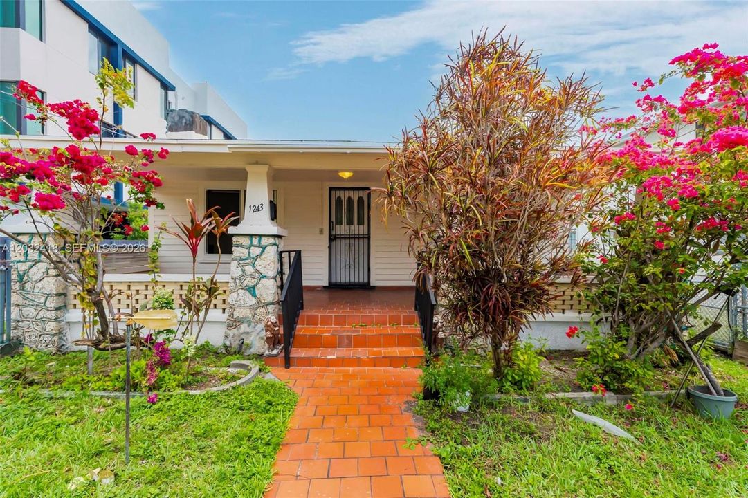 En Renta: $2,950 (3 camas, 2 baños, 2204 Pies cuadrados)