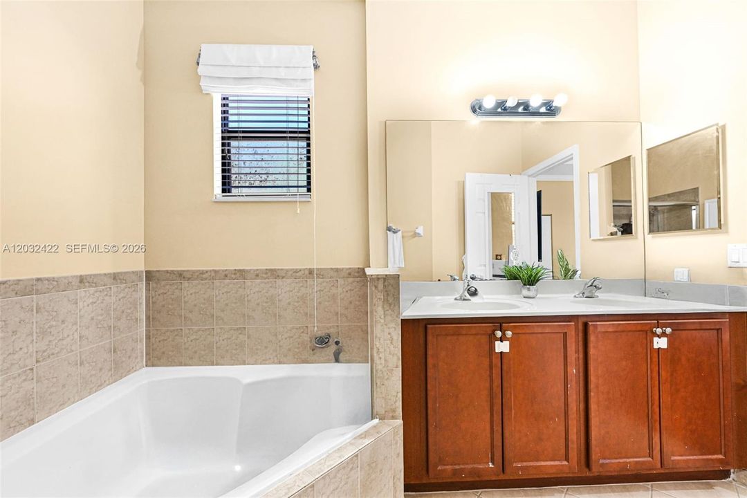 Ensuite  Principal bathroom
