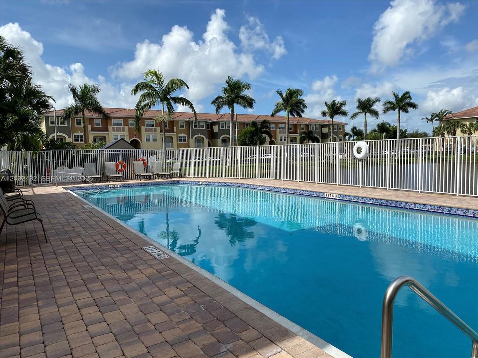 For Rent: $2,800 (3 beds, 2 baths, 1207 Square Feet)