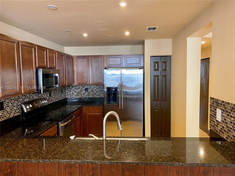 For Rent: $2,800 (3 beds, 2 baths, 1207 Square Feet)