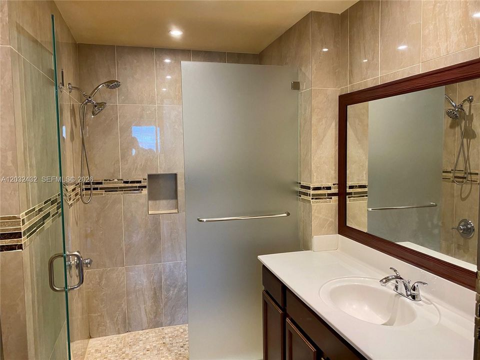 For Rent: $2,800 (3 beds, 2 baths, 1207 Square Feet)
