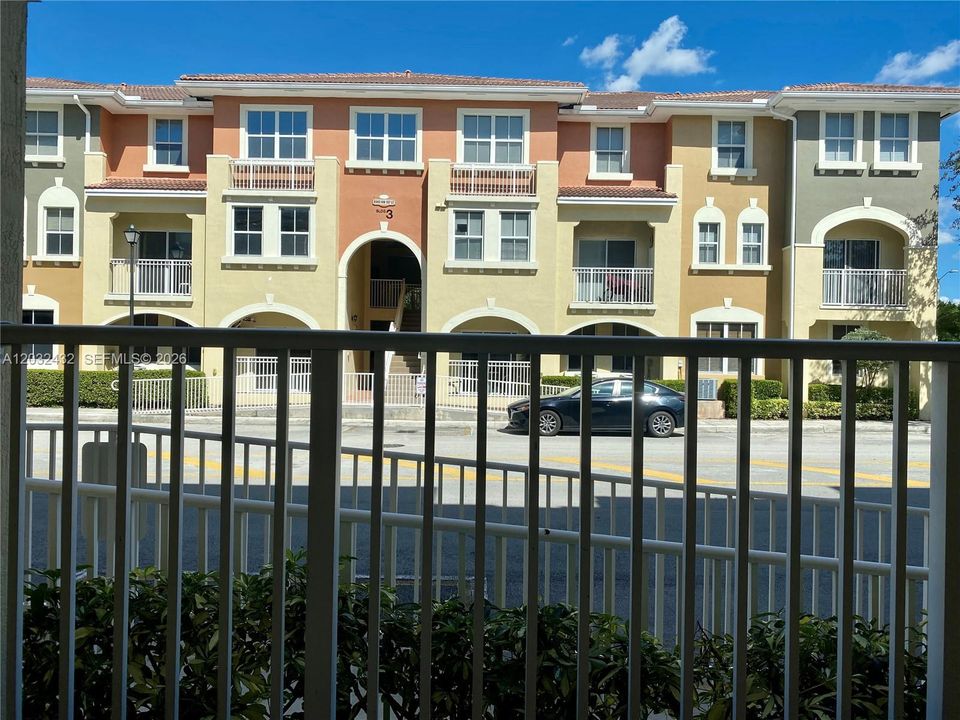 For Rent: $2,800 (3 beds, 2 baths, 1207 Square Feet)