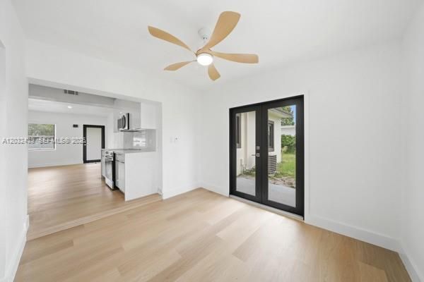 For Sale: $550,000 (3 beds, 2 baths, 864 Square Feet)