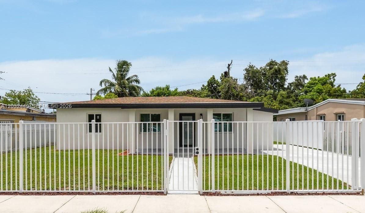 For Sale: $599,000 (3 beds, 2 baths, 851 Square Feet)
