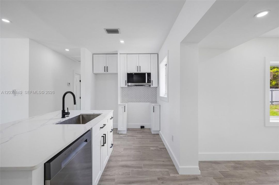 For Sale: $599,000 (3 beds, 2 baths, 851 Square Feet)