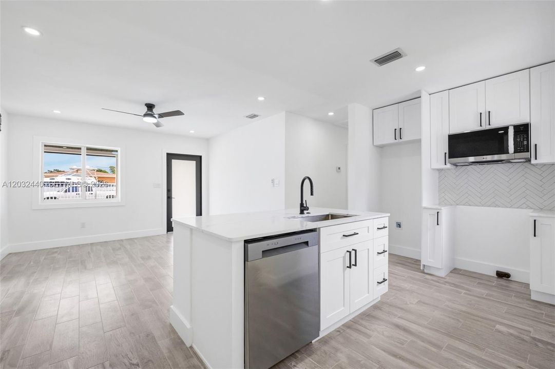 For Sale: $599,000 (3 beds, 2 baths, 851 Square Feet)