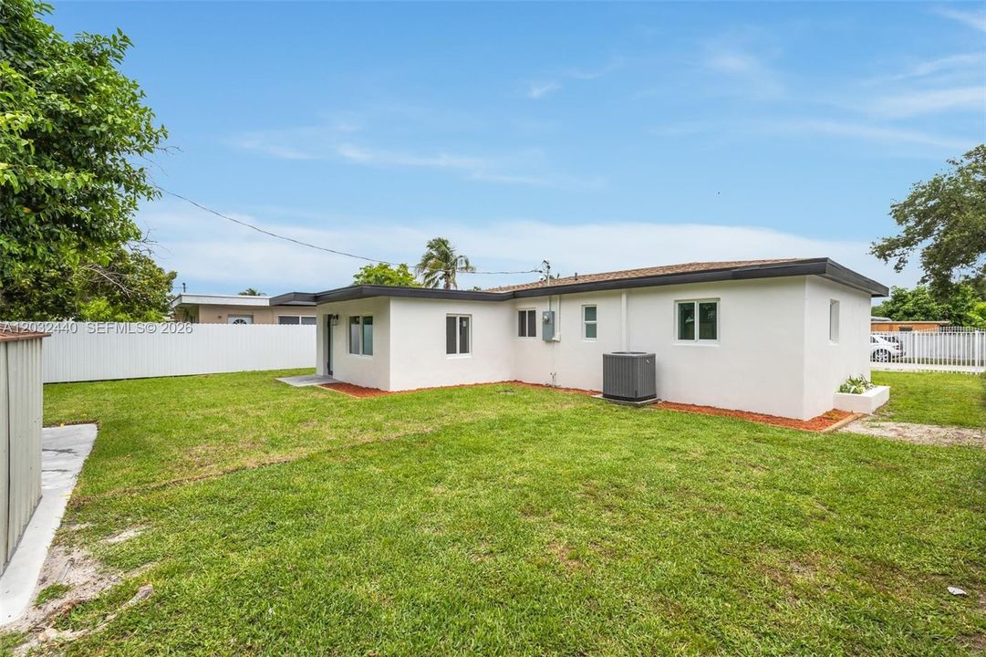 For Sale: $599,000 (3 beds, 2 baths, 851 Square Feet)