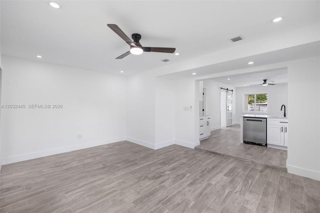 For Sale: $599,000 (3 beds, 2 baths, 851 Square Feet)