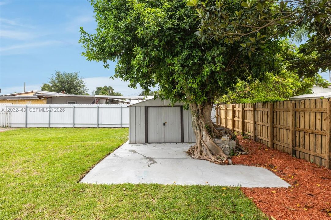 For Sale: $599,000 (3 beds, 2 baths, 851 Square Feet)