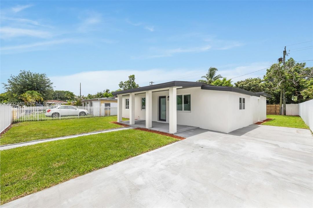 For Sale: $599,000 (3 beds, 2 baths, 851 Square Feet)