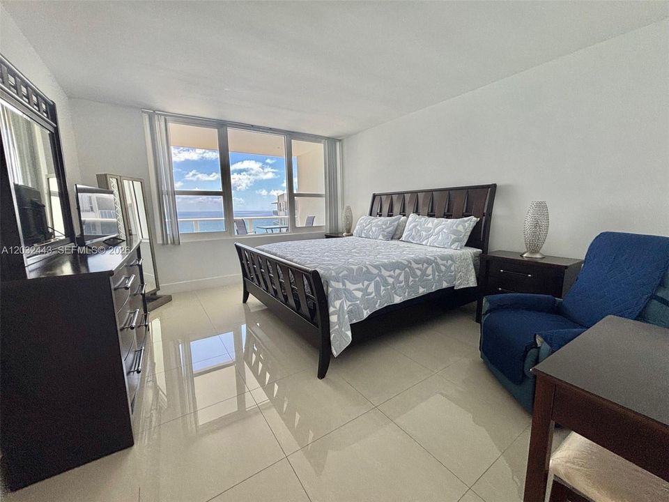 For Rent: $5,000 (2 beds, 2 baths, 1160 Square Feet)