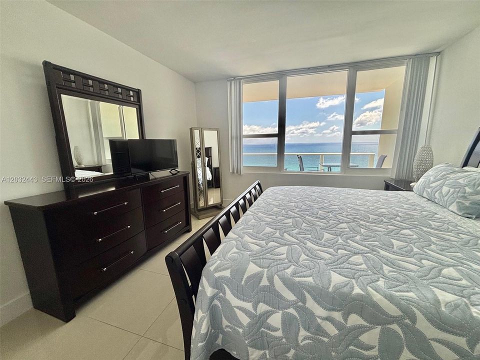 For Rent: $5,000 (2 beds, 2 baths, 1160 Square Feet)