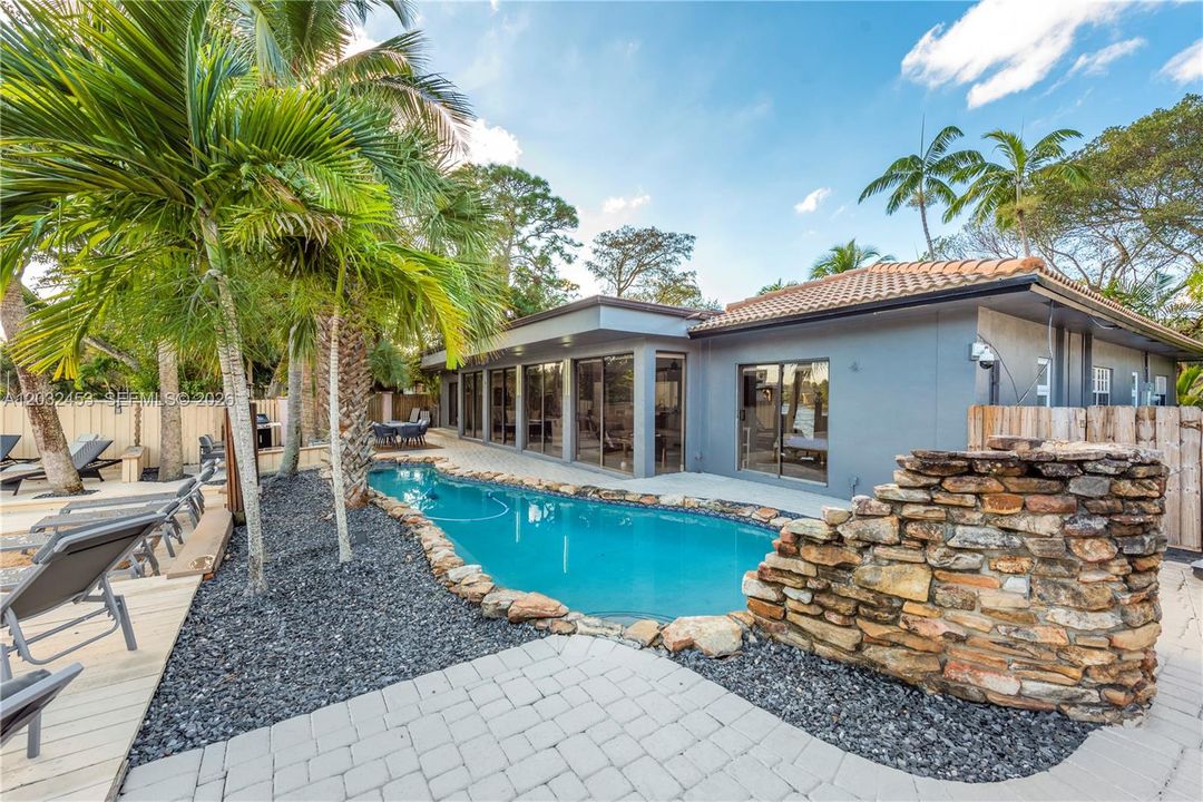 For Rent: $25,000 (4 beds, 3 baths, 3158 Square Feet)