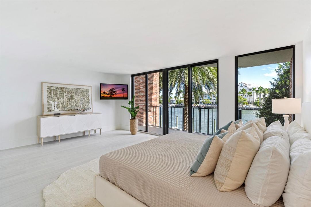 Master w/ Private Balcony
