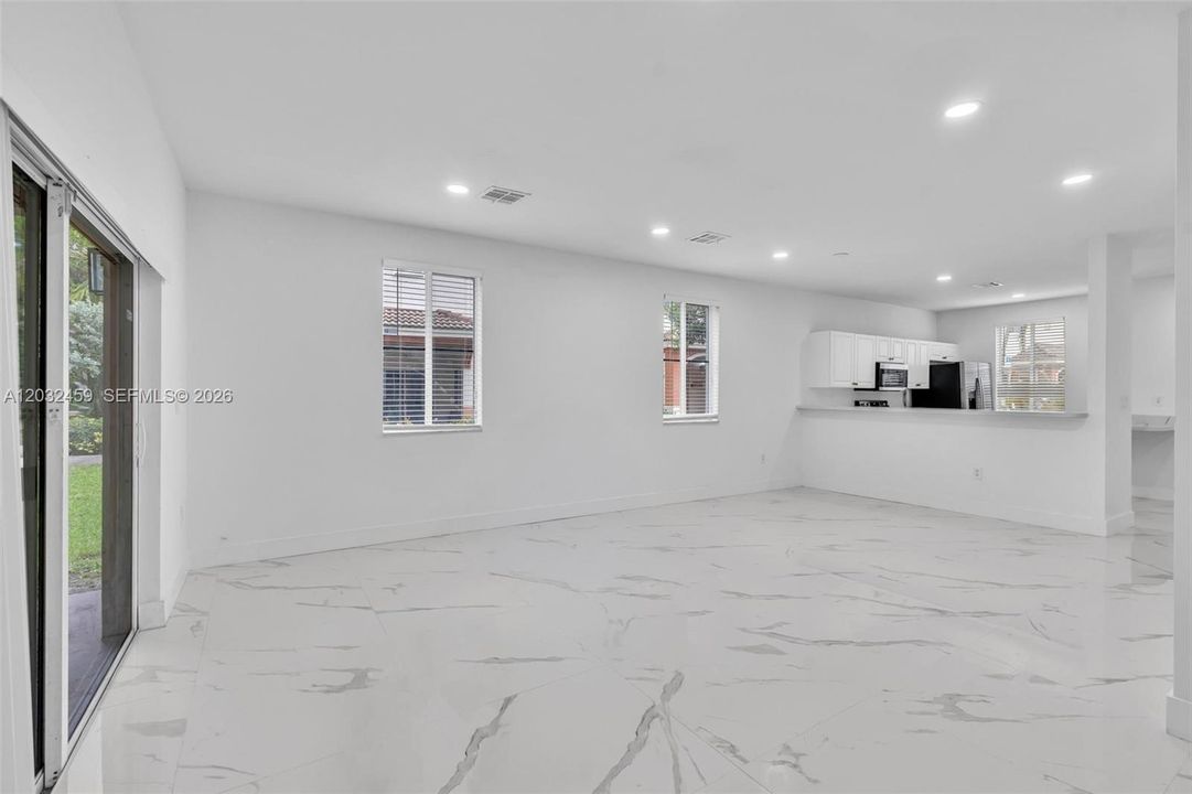 Activo con contrato: $2,850 (3 camas, 2 baños, 1440 Pies cuadrados)