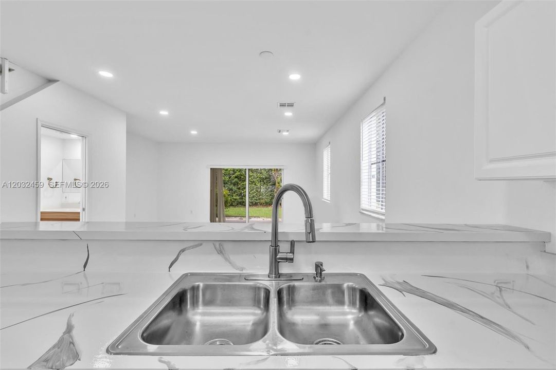 Activo con contrato: $2,850 (3 camas, 2 baños, 1440 Pies cuadrados)