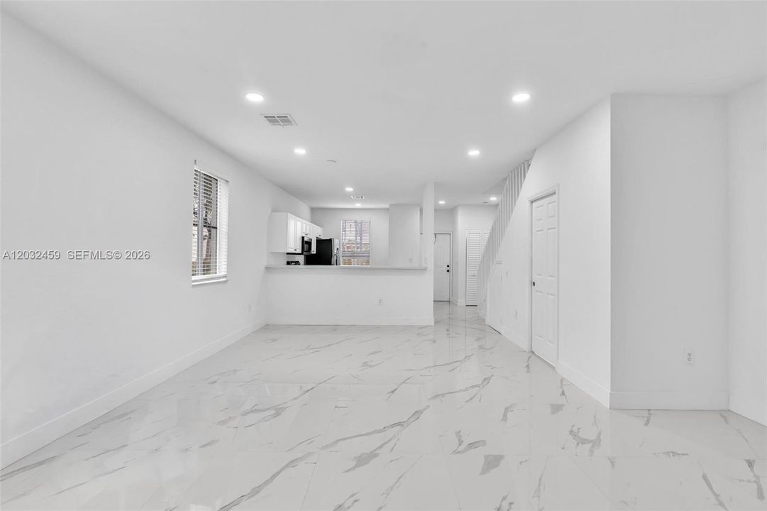 Activo con contrato: $2,850 (3 camas, 2 baños, 1440 Pies cuadrados)