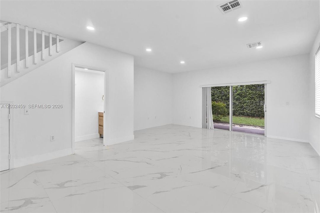 Activo con contrato: $2,850 (3 camas, 2 baños, 1440 Pies cuadrados)